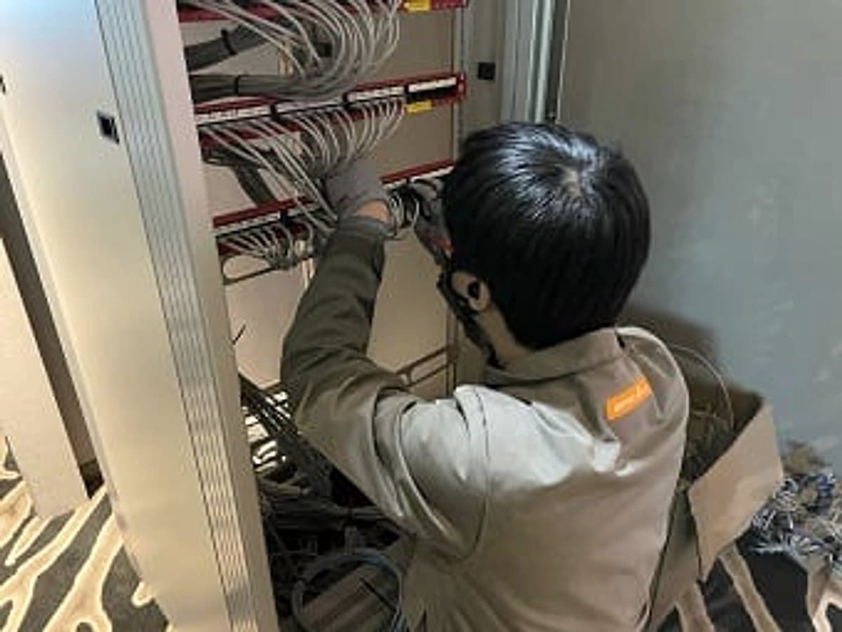 통신랙 앞에서 장비를 점검하는 유씨네트웍스 기술자